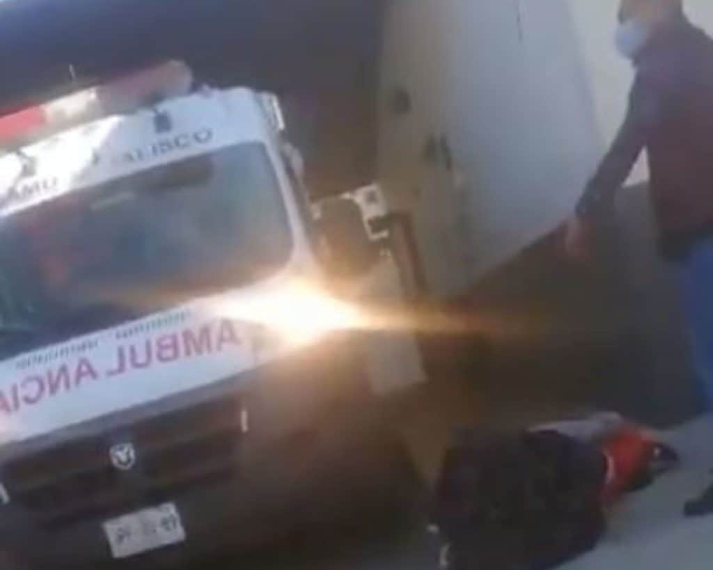 Abandonan a paciente grave de Covid-19 al lado de ambulancia y envuelto en cobijas