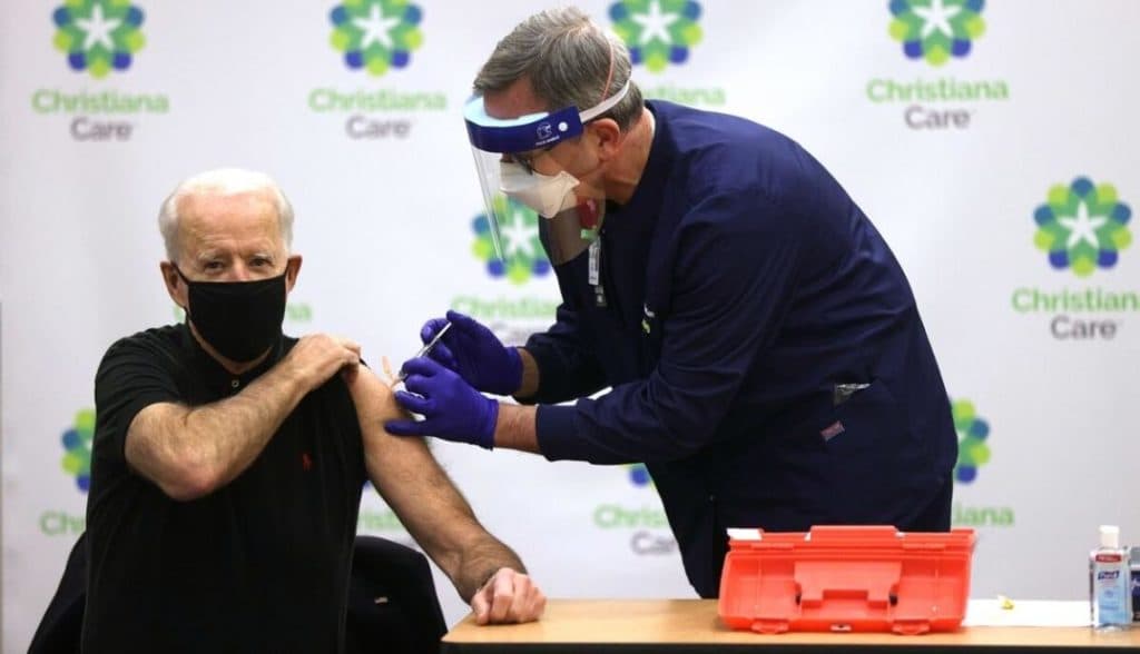 Video: Vacunan por segunda vez a Joe Biden, a 9 días de tomar posesión