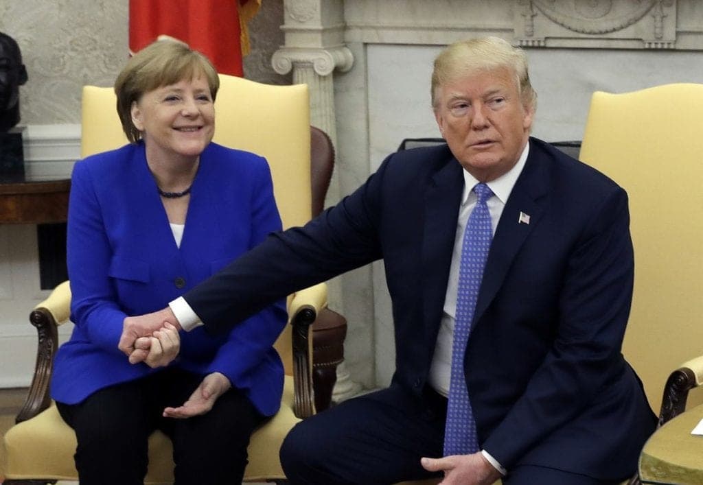 Considera Angela Merkel "problemático" censurar a Donald Trump en redes sociales