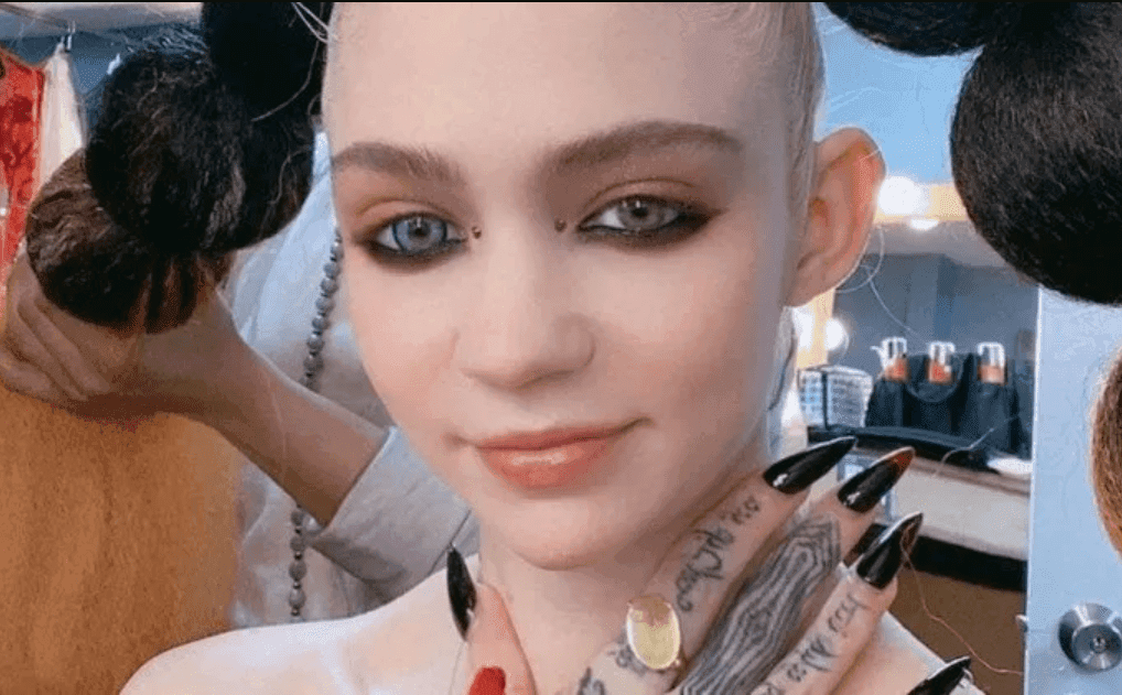 Grimes, novia de Elon Musk dice 'disfrutar' tener Covid-19; causa polémica en redes