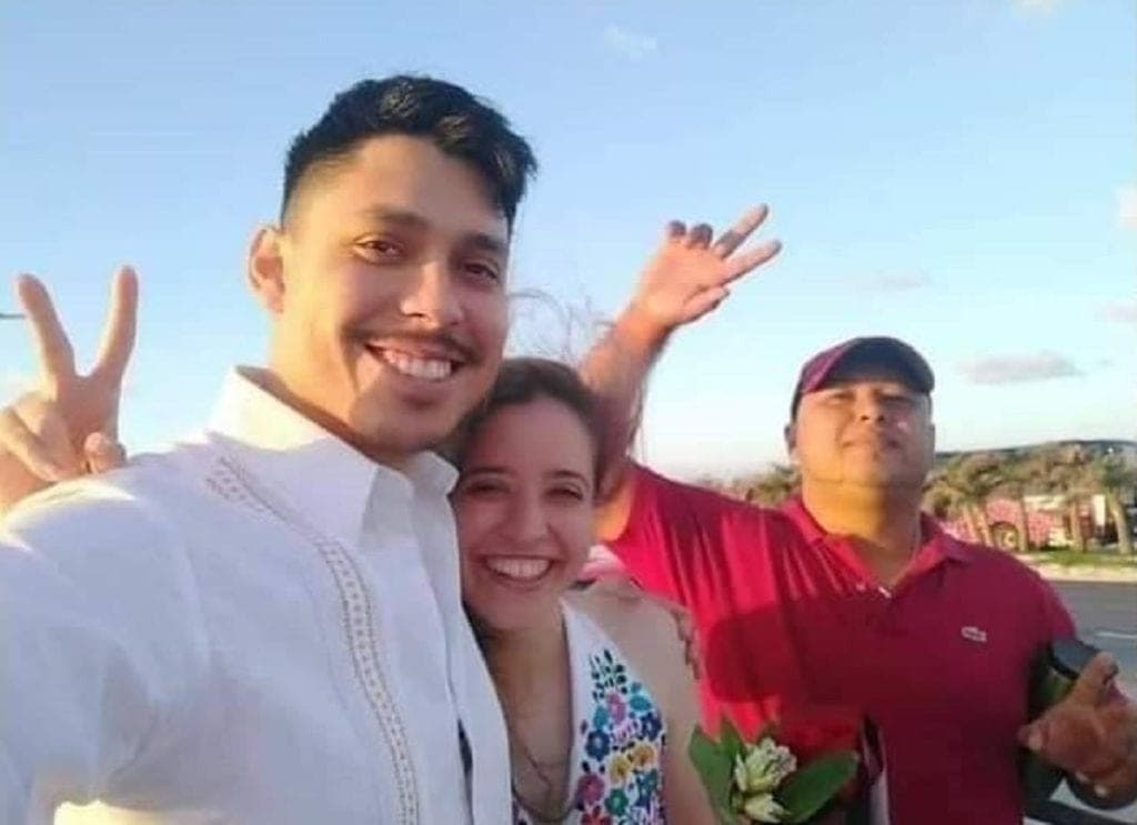 Turista agradece a taxista de Cancún por ser el mejor cómplice en su pedida de mano