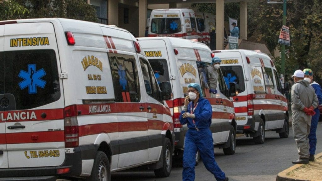 Por hospitales colpasados en CDMX, pacientes esperan muertes o altas para ser atendidos