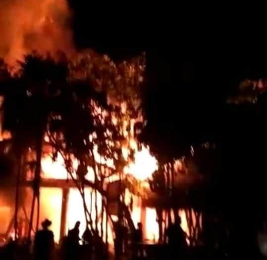 ¡Noche de incendios! Llamas arrasan con cinco negocios en Tulum