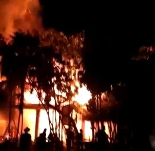 ¡Noche de incendios! Llamas arrasan con cinco negocios en Tulum