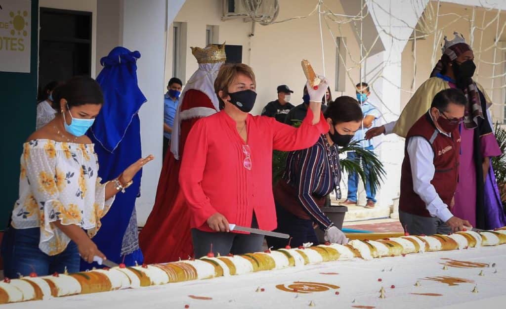 Parten la tradicional rosca de Reyes en Playa del Carmen