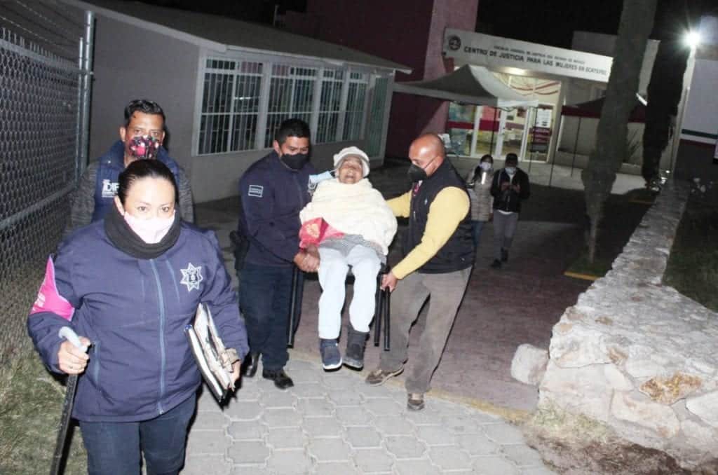 Sacan a abuela de 90 años a 'tomar sol' y la abandonan en una banqueta