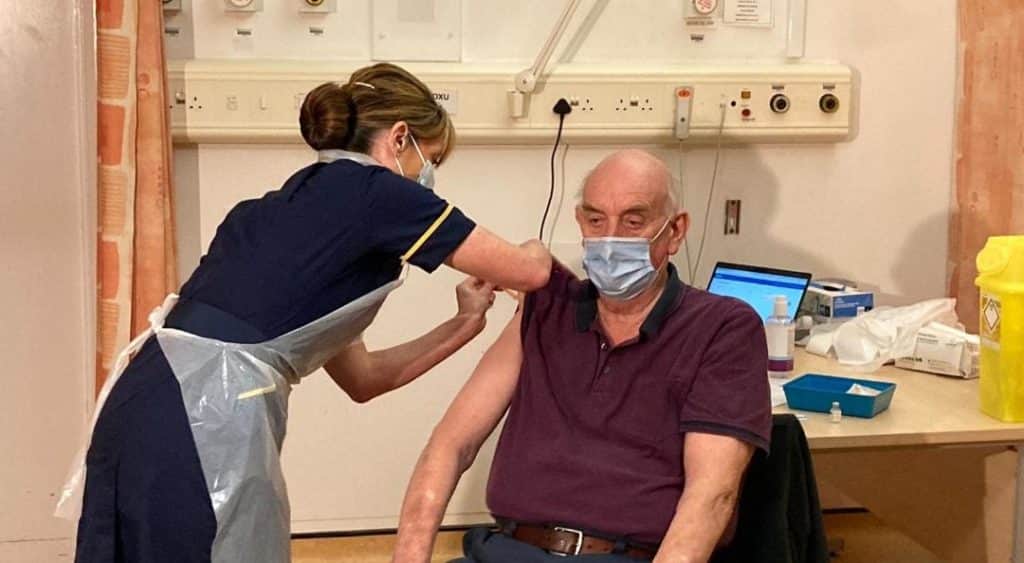 Video: Reino Unido aplica la primera vacuna para Covid-19 de AstraZeneca