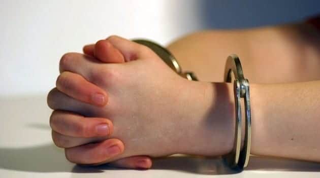 Detienen a mujer por quitarle la vida a sus dos hijos con una almohada, se cortó las venas