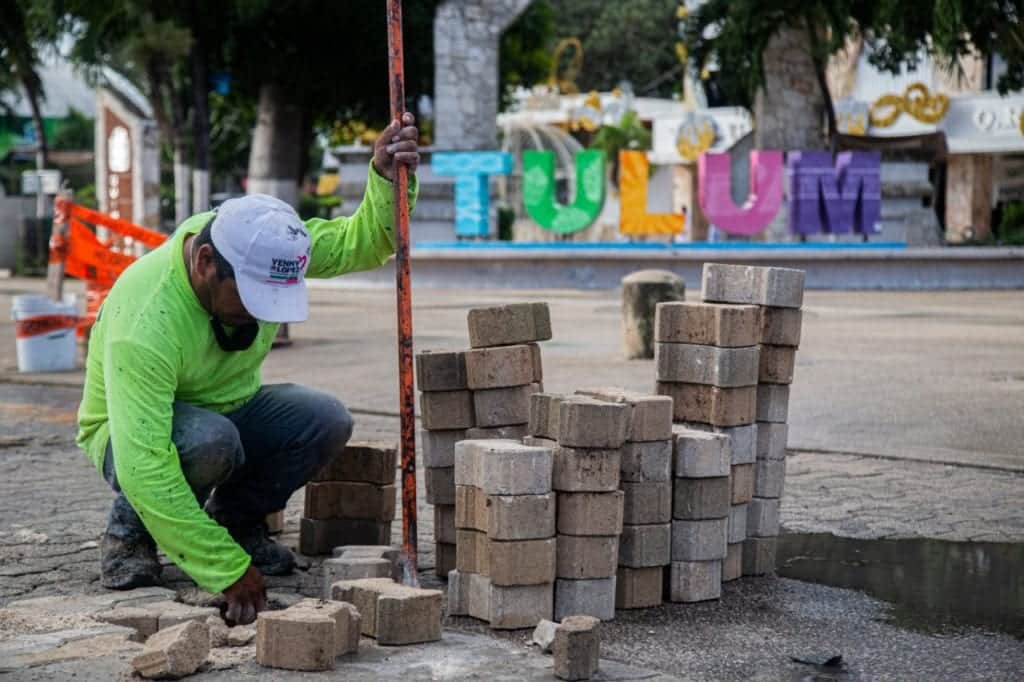 Realizan trabajos de renovación y cambio de piezas afectadas en la avenida Tulum