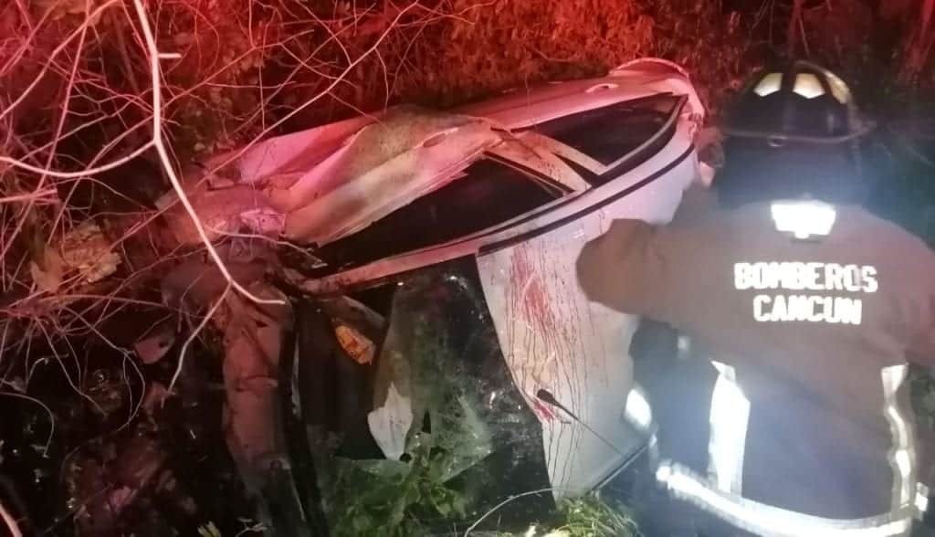 Cae coche en manglar de Zona Hotelera de Cancún; hay tres heridos