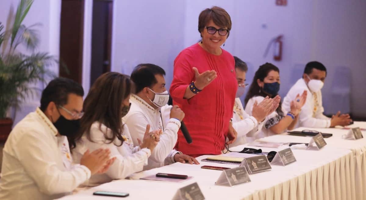 Alcaldes reconocen a Laura Beristain por trabajo a favor de las mujeres