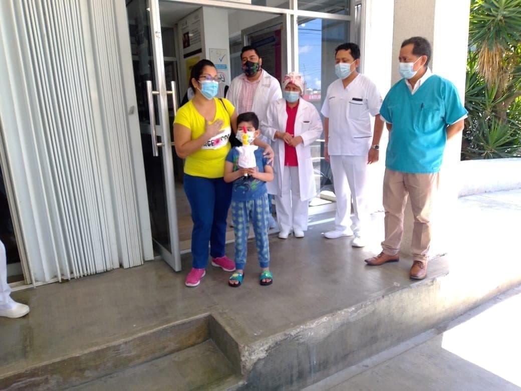 Con aplausos despiden a niño de seis años que venció al Covid-19 en clínica del Issste