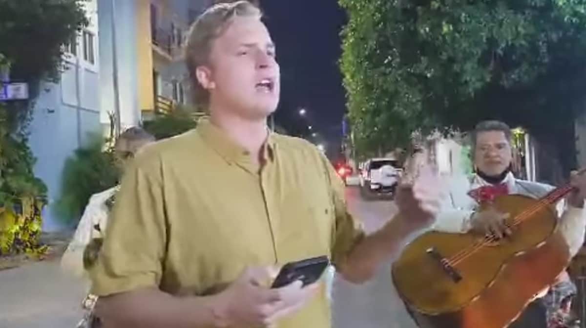 Sorprende gringo ranchero cantando canciones mexicanas en la Quinta Avenida