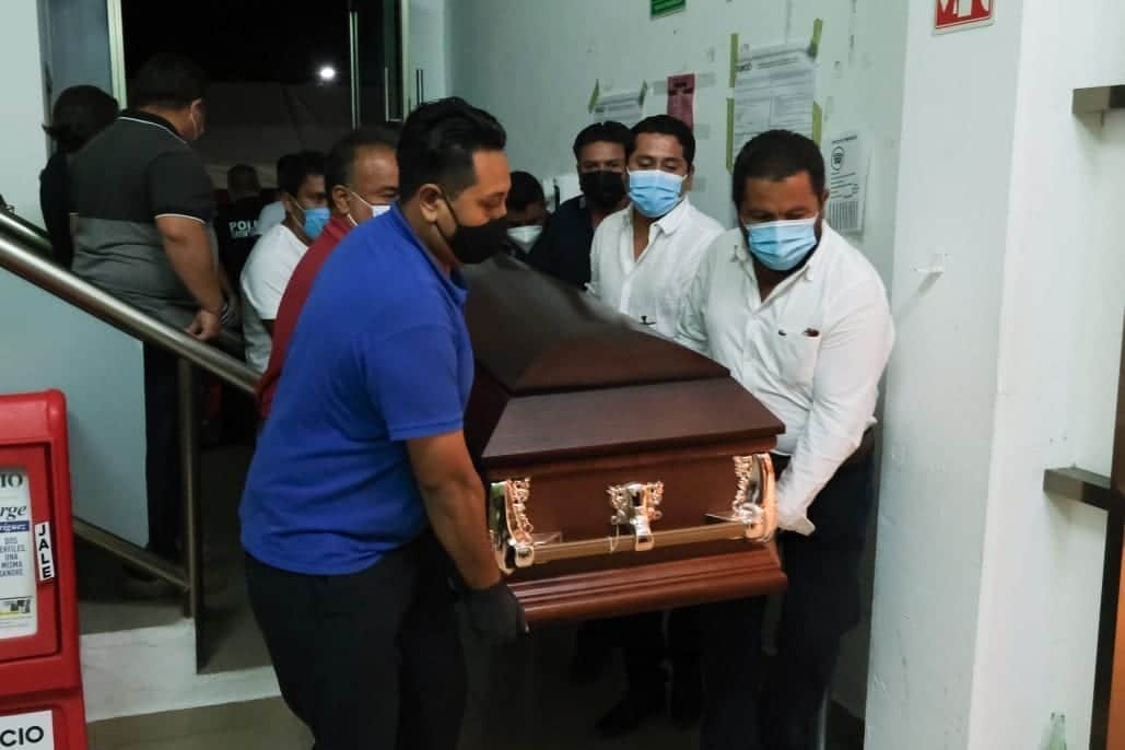 Reciben entre aplausos féretro de Nacho Sánchez en Puerto Morelos