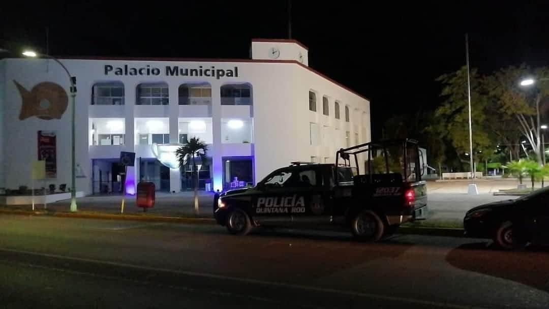 Atan y roban arma a policía en el Palacio Municipal de Chetumal