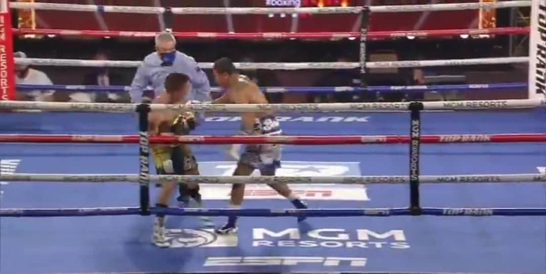 Video: Noquean al cancunense "Alacrán" Berchelt; pierde su título del CMB