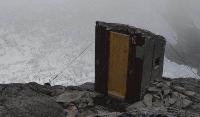 Mujer va al baño durante la noche y un oso le muerde el trasero