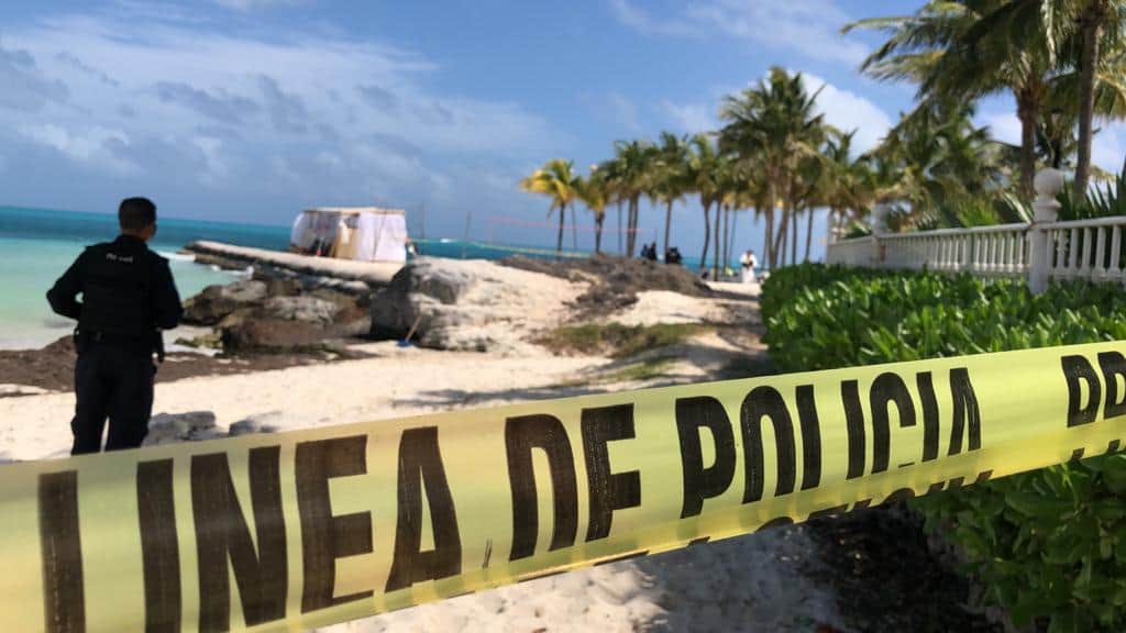 Balean a una persona en playa de la zona hotelera de Cancún