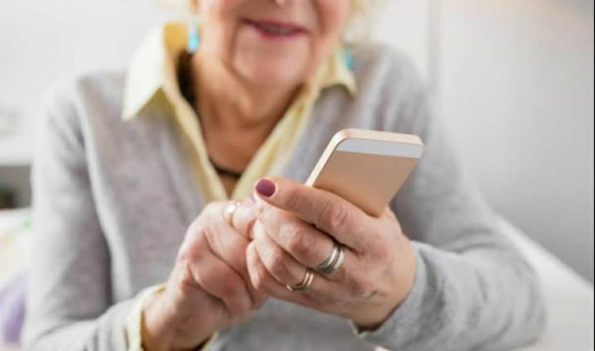 Abuelita crea perfil de Tinder para su nieto; estaba harta de verlo soltero