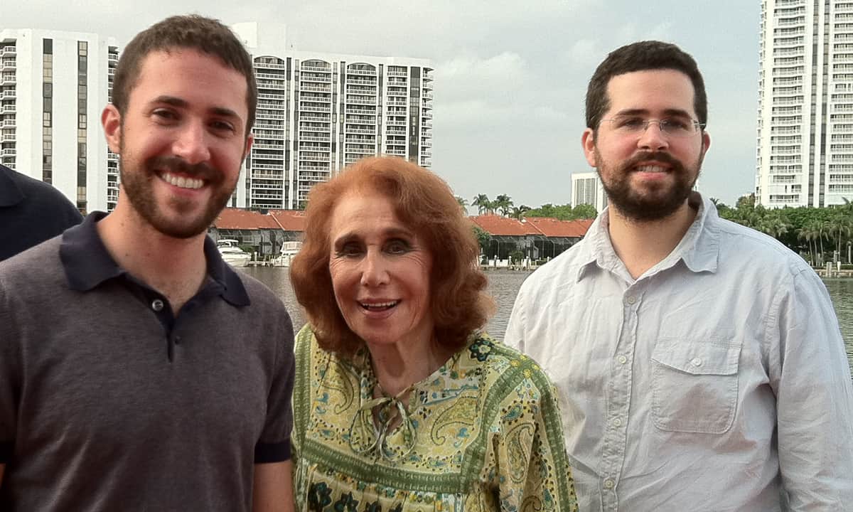 Multimillonaria de 94 años logra que sus nietos paguen por enriquecerse con su dinero