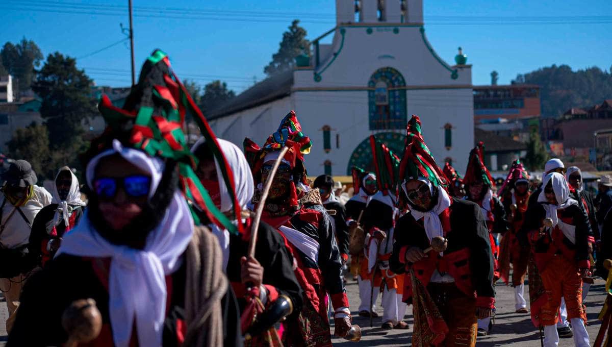 Celebran dos mil indígenas tzotziles carnaval de San Juan Chamula pese a Covid-19