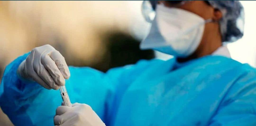 Reino Unido contagiará de Covid-19 a personas sanas para hacer más estudios