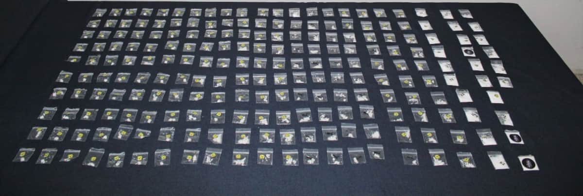 Detienen a dos hombres y un a mujer con 200 dosis de drogas en zona hotelera de Cancún