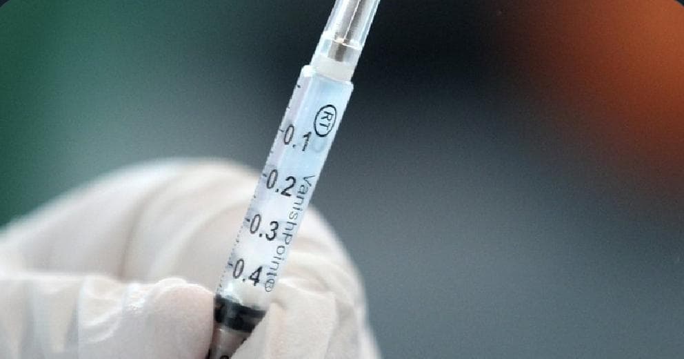 Escándalo en Perú; casi 500 funcionarios se vacunaron en secreto