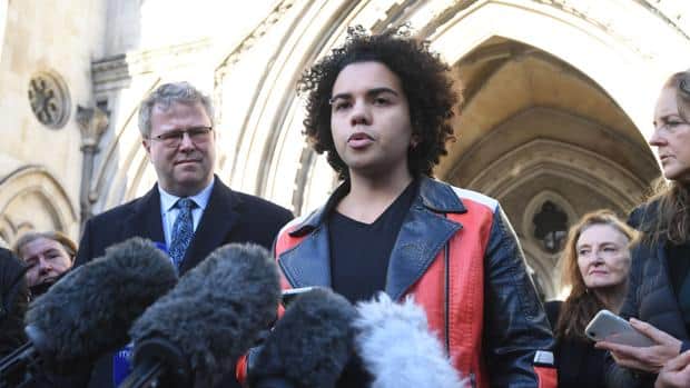 La británica Keira Bell gana el juicio contra la clínica que la trató para su transición de mujer a hombre