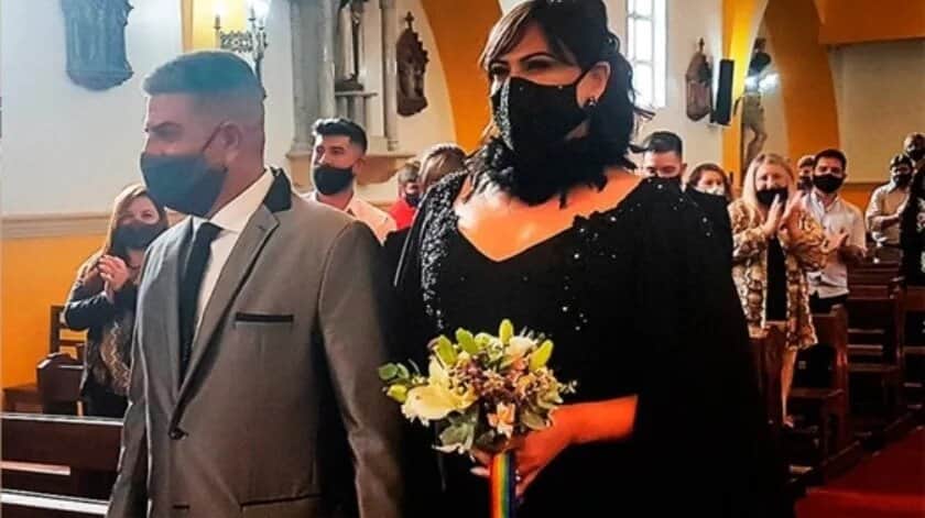 Despiden a sacerdote de iglesia por casar a una mujer trans