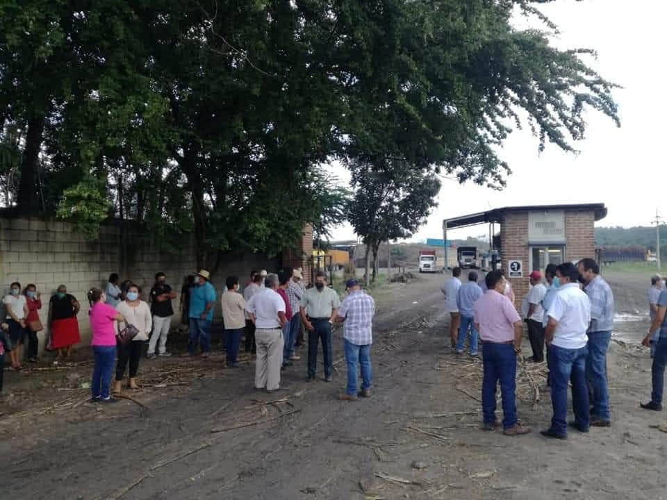 Bloquean cañeros acceso al ingenio de San Rafael de Pucté en Chetumal