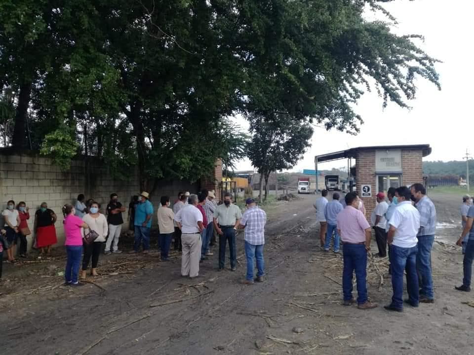 Bloquean cañeros acceso al ingenio de San Rafael de Pucté en Chetumal