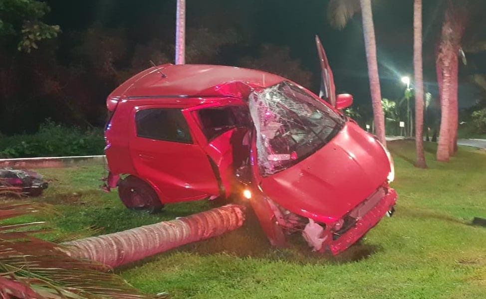 Sujetos a bordo de un vehículo se salvan de morir tras volcarse en Cancún