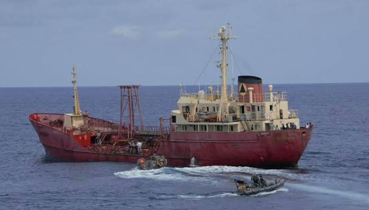 Piratas secuestran barco cargado de combustibles en Golfo de Guinea