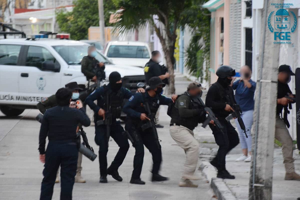 Encuentran más de 100 kilos de drogas, armas, cartuchos, en casa cateada en Cancún