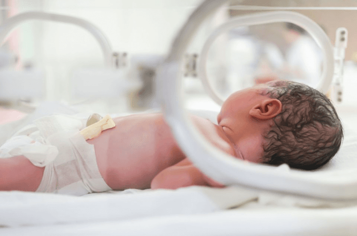 ¡Bebé milagro! Estuvo muerto cuando nació y logró sobrevivir a tres enfermedades