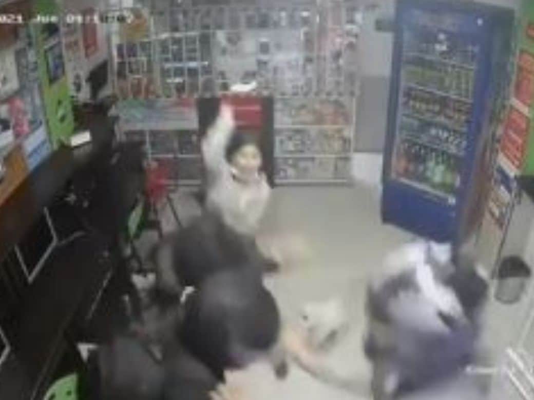 ¡Valiente! Niña salvó a su madre durante asalto armado, se lanzó contra ladrones con un machete