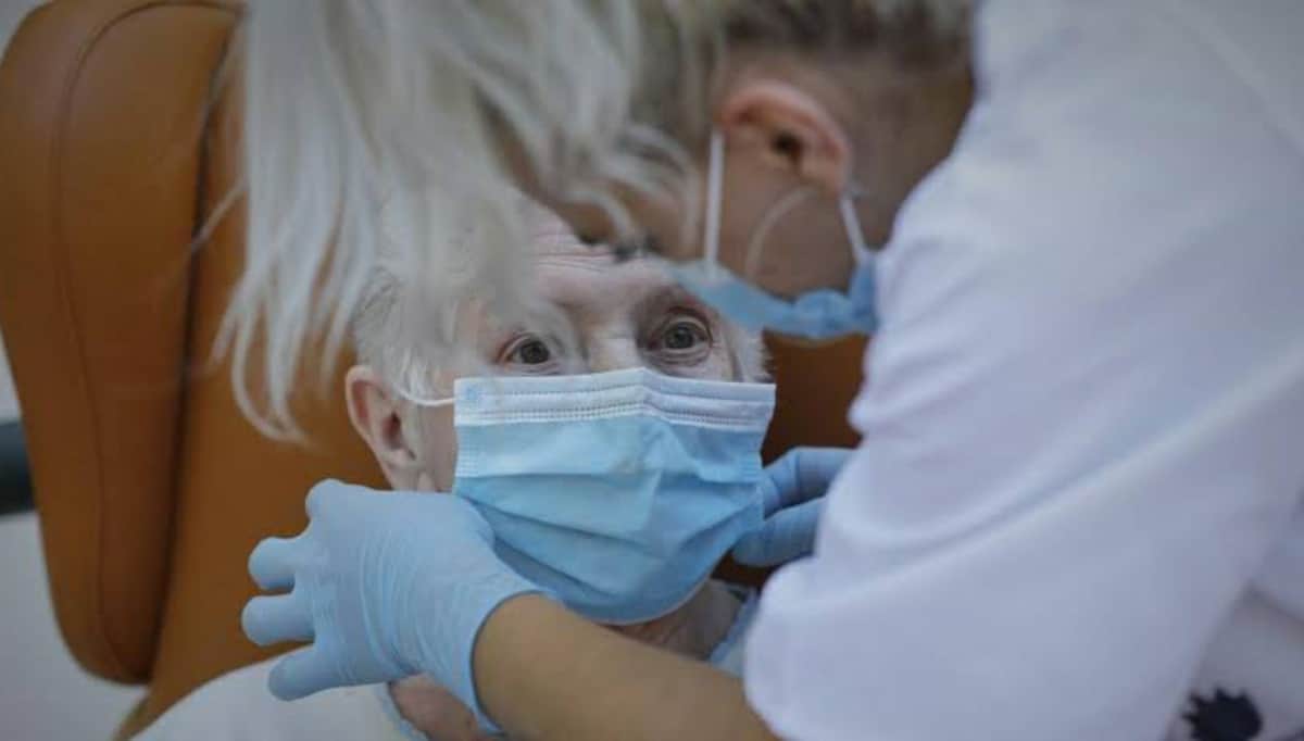 El Covid-19 ha causado una ''masacre de ancianos'', asegura el Vaticano