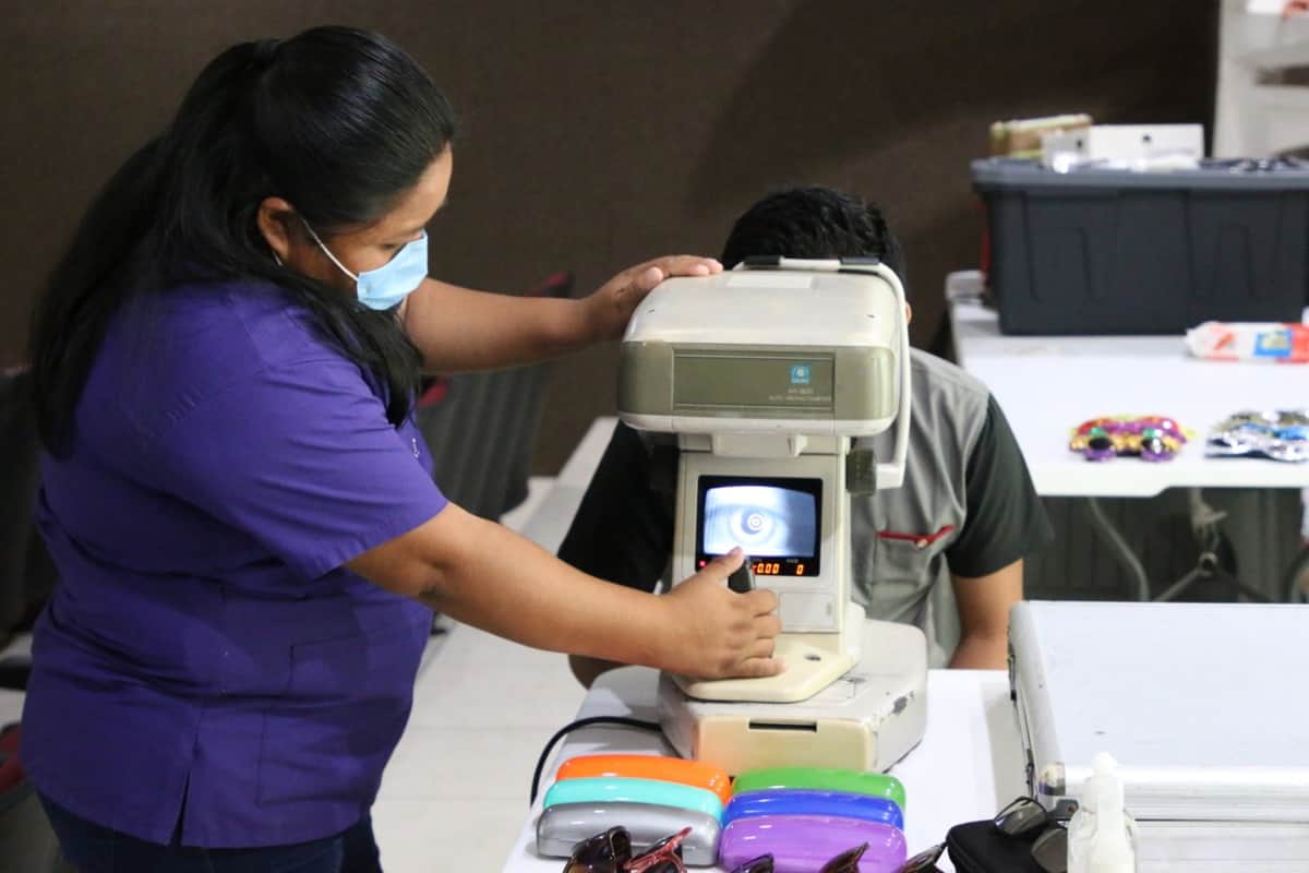 Celulares y Tablet están ocasionando problemas de miopía y astigmatismo a jóvenes mayas
