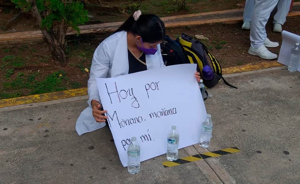 Plantón de pasantes de Medicina para exigir vacunas contra la covid-19
