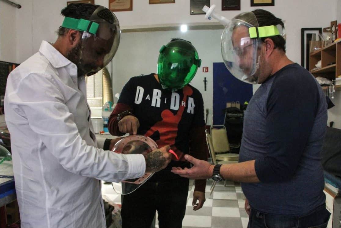 Crea emprendedor mexicano caretas contra Covid-19 que no se empañan