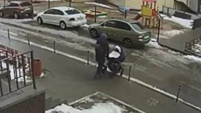 Video: Sujeto se lanza desde el piso 17 de un edificio y mata a un bebé tras caerle encima