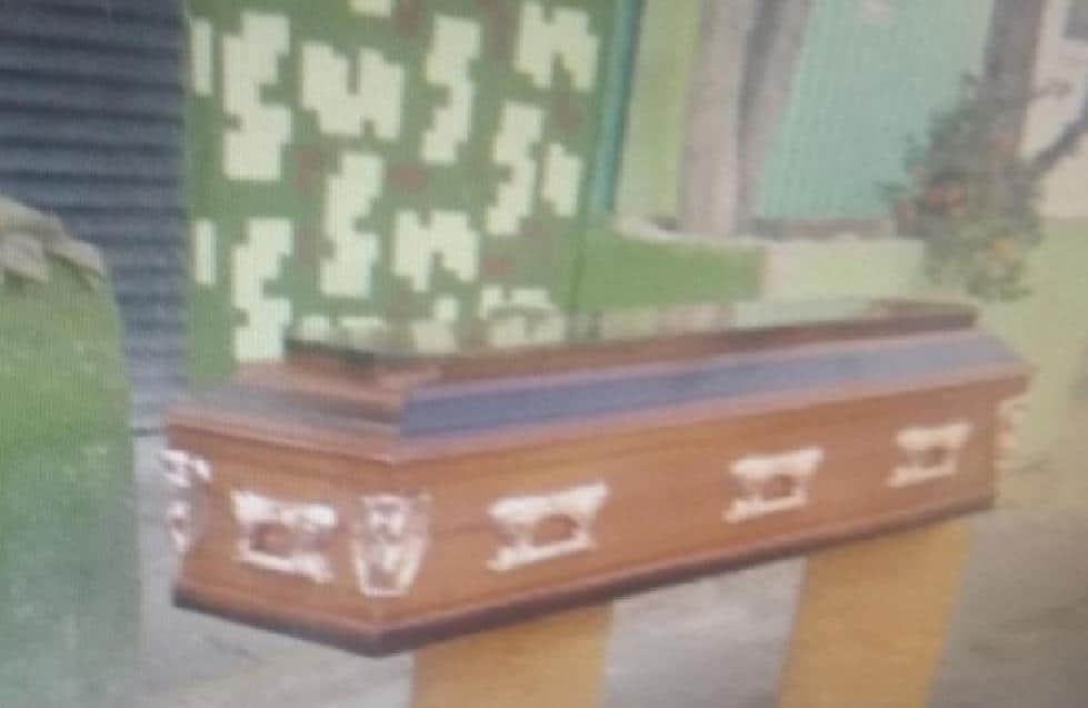 Abandonan un ataúd con los restos de una mujer en Puebla