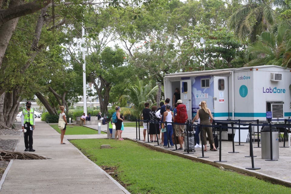 No venden pruebas falsas de Covid-19 en el aeropuerto de Cancún, afirma Sedetur