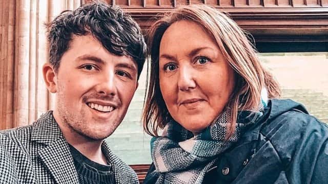 Joven graba canciones a su madre enferma de Covid-19, ella las escucha antes de morir