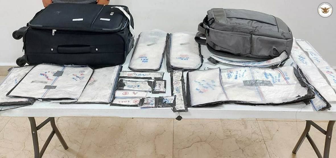 Detienen a dos colombianos en Aeropuerto de Cancún con 35 paquetes de cocaína