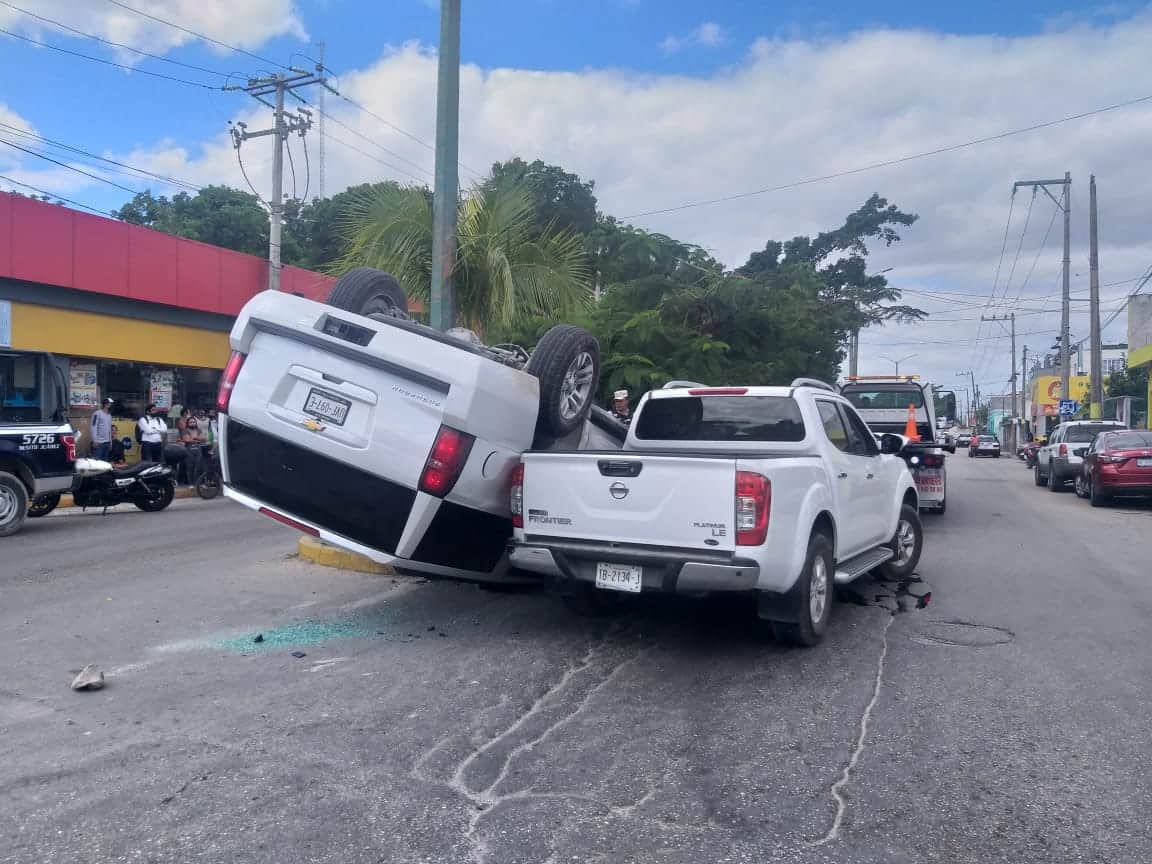 Accidente entre dos camionetas, deja cuatro personas gravemente lesionadas en el impacto