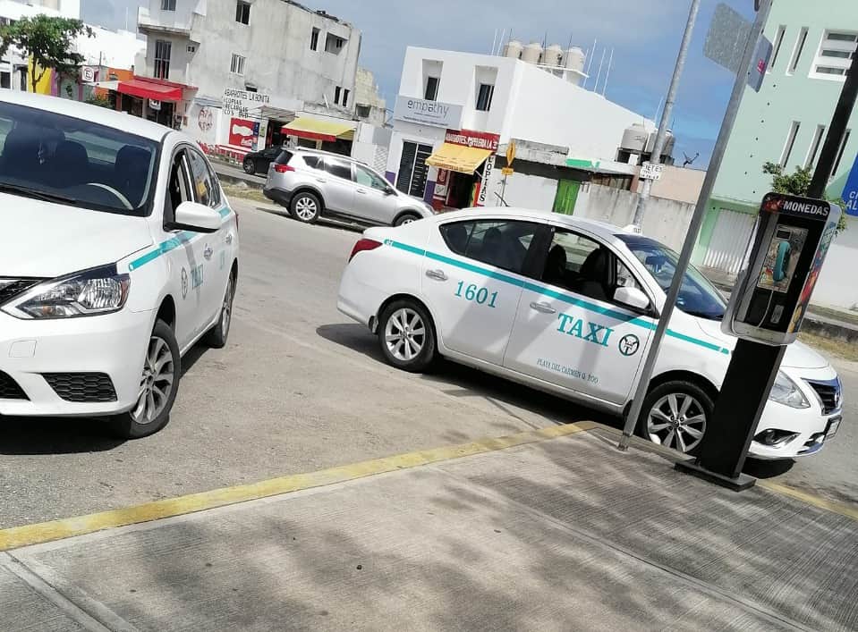 ¡Ejemplar! Taxista playense regresa celular olvidado