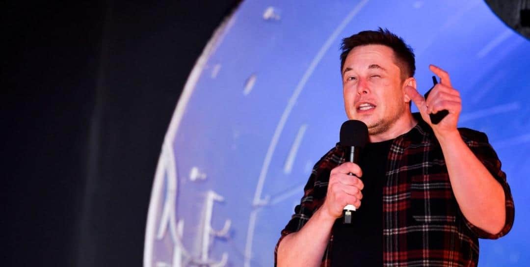 Empresa de Elon Musk implanta un chip en el cerebro a un mono