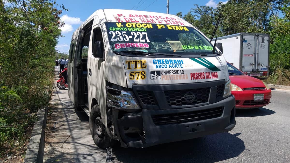 Una combi del transporte público atropella a un albañil y muere